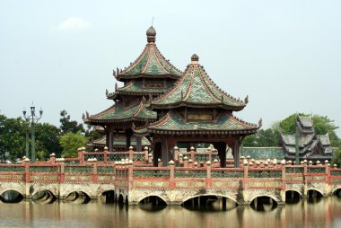 Pagoda bir köprü üzerinde bir göl, Samut Prakan, Mueang Boran, Bangkok, Tayland