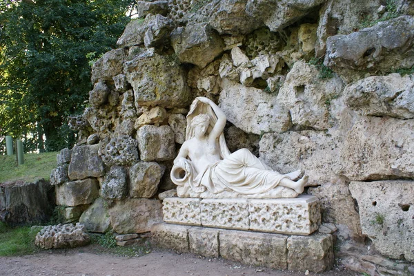 Гротто. статуя женщины — стоковое фото