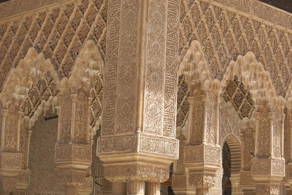 Alhambra boltívek, faragványok & oszlopok, Granada, Spanyolország — Stock Fotó