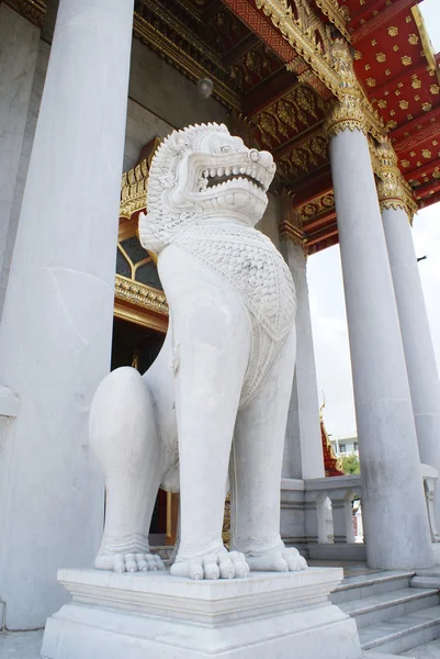 守卫入口，大理石寺，曼谷，泰国的狮子雕像 — 图库照片