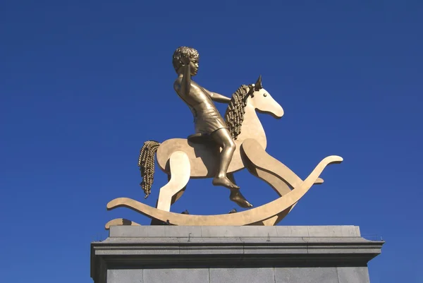 Fjärde sockel. Pojke på en gunghäst staty, Trafalgar Square, London, England — Stockfoto