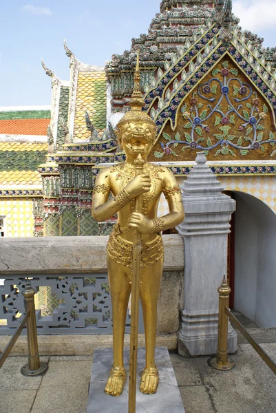 Złoty posąg w Wat Phra Kaew. Grand Palace Bangkok Tajlandia — Zdjęcie stockowe