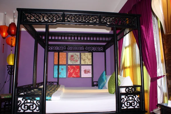 Chinees vier poster bed en lantaarns — Stockfoto