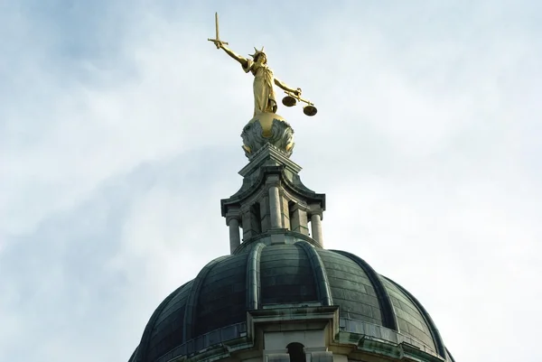 Gold lady justice staty, The Old Bailey, London, England Royaltyfria Stockfoton