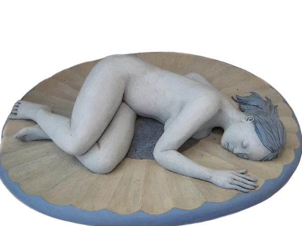 Escultura de una chica durmiendo en un plato. decoración —  Fotos de Stock