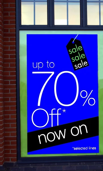 Panneau de vente bleu. magasin 'enseigne de vente de fenêtre. jusqu'à soixante-dix pour cent de réduction maintenant sur . — Photo