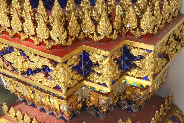 Coluna ornada. folha de ouro. Wat Phra Kaew, The Grand Palace, Bancoc, Tailândia — Fotografia de Stock