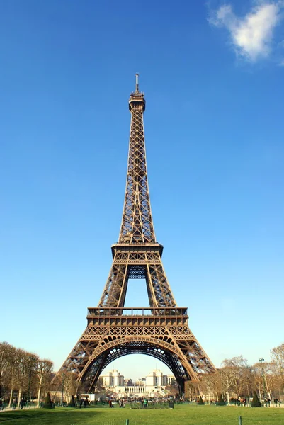 Μια γαλλική ορόσημο που ονομάζεται Πύργος του Άιφελ στο Παρίσι, Γαλλία — Φωτογραφία Αρχείου