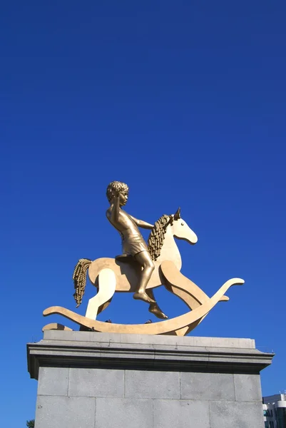 Estatua de bronce de un niño en un caballo mecedora, Trafalgar Square, Londres, Inglaterra — Foto de Stock