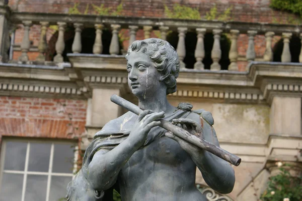 Estatua del hombre tocando la flauta, Powis Castle, Welshpool, Wales, England, UK —  Fotos de Stock