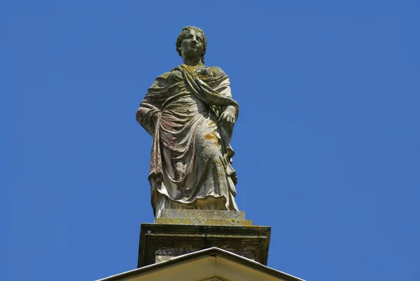 Estátua de uma mulher em um telhado — Fotografia de Stock