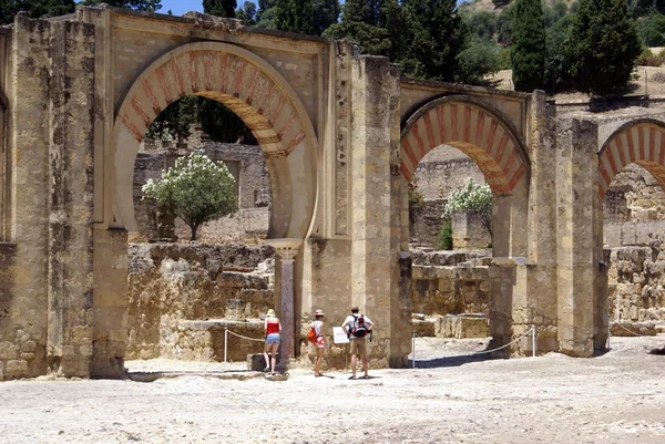 Turizm. Girişinde Medine Azahara, Cordoba, Endülüs, İspanya