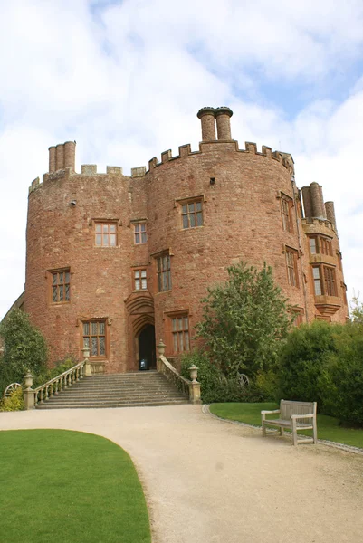 De ingang van het kasteel van Kortrijk, Welshpool, Powys, Wales, Engeland — Stockfoto