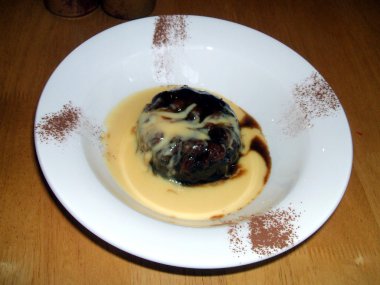 Tatlı. Kuru üzüm ve krema ile Sticky toffee puding