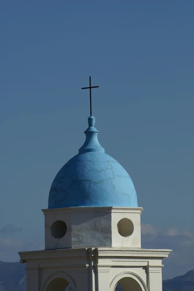 蓝色圆顶的一座钟楼，东正教，雅典，希腊克里特岛 — 图库照片