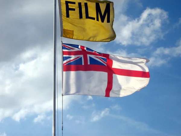 Σημαίες. γυρίσματα για μια ταινία ή μια ταινία στο Ηνωμένο Βασίλειο. Σημαία του Ηνωμένου Βασιλείου. Η σημαία της Αγγλίας. — Φωτογραφία Αρχείου
