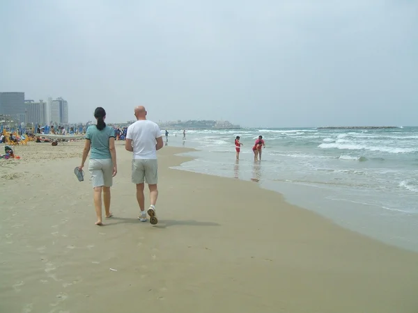 Bir plaj, Tayelet, Tel Aviv şehir, İsrail, Orta Doğu üzerinde yürüme Çift — Stok fotoğraf