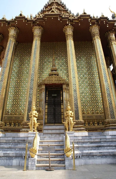 Altın koruyucu heykeller, Wat Phra Kaew, tapınak giriş, Bangkok, Tayland — Stok fotoğraf