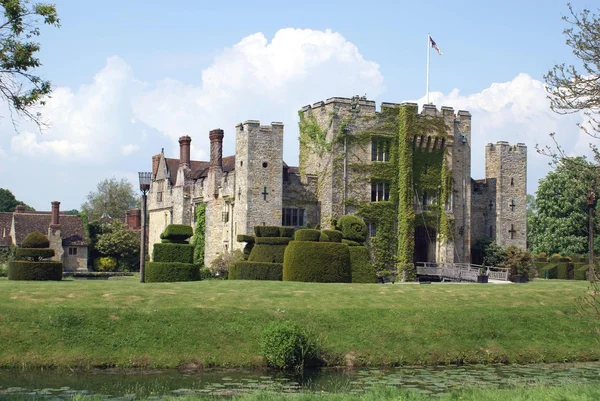 Castelo e jardim à beira-rio. Casta Hever, Kent, Inglaterra — Fotografia de Stock