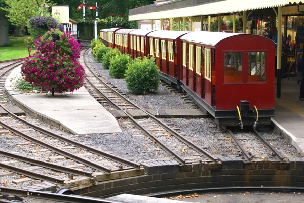 Train vintage rouge sur un chemin de fer, Angleterre — Photo
