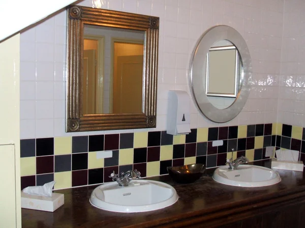 Hand basins and mirrors in a bathroom or a public toilet. WC. — Stock Photo, Image