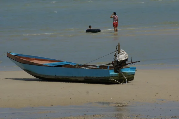 Asiatiska gamla motorbåt, Pattaya beach, Thailand — Stockfoto