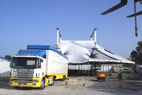 Tenda di circo e camion — Foto Stock