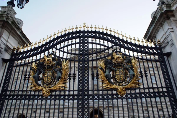 Buckingham Palace Gate decorado con escudo de armas, Londres, Inglaterra — Foto de Stock
