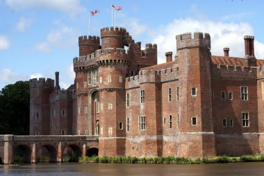 Köprü, moated castle. Herstmonceux Castle, East Sussex, İngiltere
