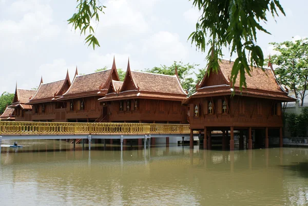 Casas de verano, puente sobre un lago, jardín, Palacio Dusit, Bangkok, Tailandia, Asia — Foto de Stock