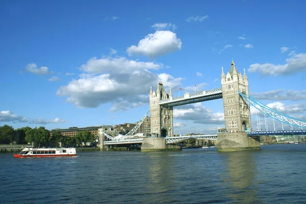 타워 브리지는 템 즈 강, 런던, 영국 — 스톡 사진