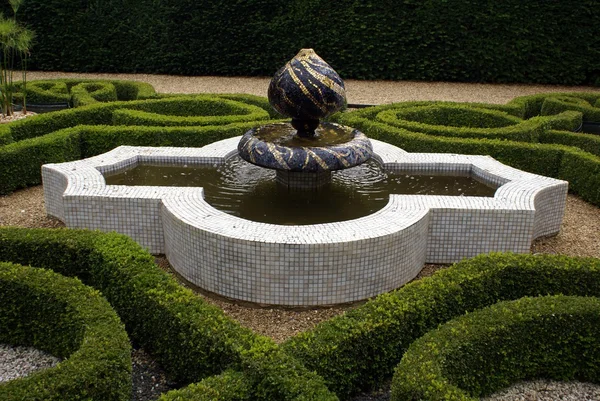 Maurischer Mosaikbrunnen im Garten, sudeley castle, gloucestershire, england — Stockfoto