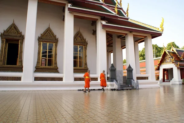 Mönche in wat saket Hof. buddhistische Mönche betreten einen Tempel, Bangkok, Thailand, Asien — Stockfoto