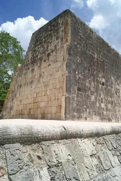 Cour de bal sur le site des ruines mayas de Chichen Itza, Mexique — Photo