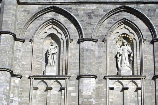 Estatuas en alcobas, Fachada Basílica de Notre Dame, Montreal, Quebec, Canadá —  Fotos de Stock