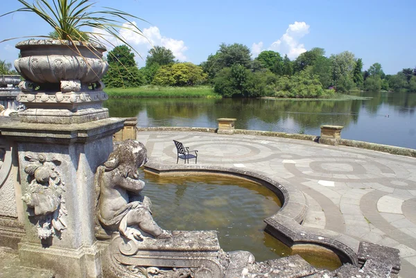 Zdobené terase na břehu jezera, italské zahrady, Hever Castle, Kent, Anglie — Stock fotografie