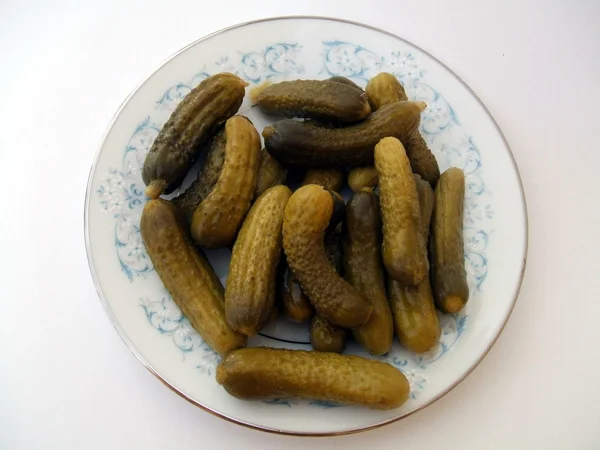 Pickles op een plaat. Pickles. Bewaard kleine komkommer — Stockfoto