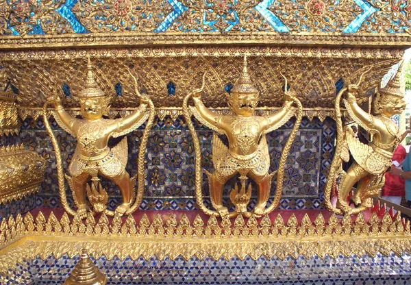 Украшенный фасад со статуями, Wat Phra Kaew, Большой дворец, Бангкок, Таиланд, Азия — стоковое фото