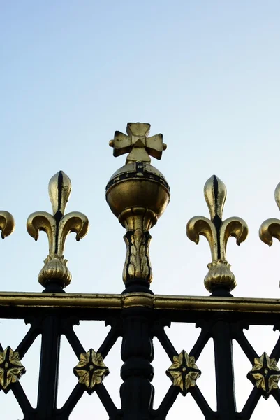 Süslü parmaklıklar kapısının Buckingham Sarayı, Londra, İngiltere — Stok fotoğraf