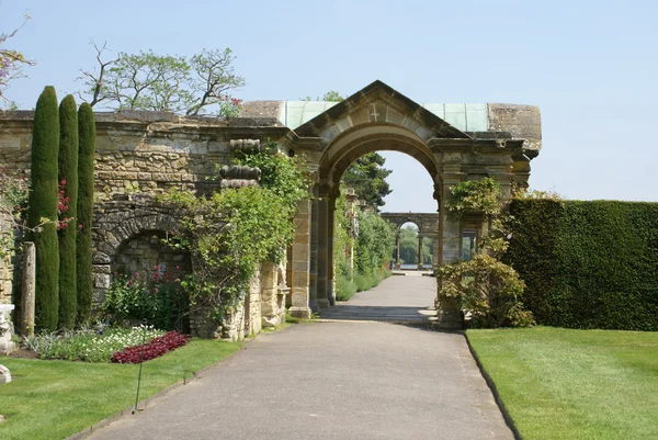 Archway to a lake, den italienske hagen til Hever Casttle, Kent, England – stockfoto