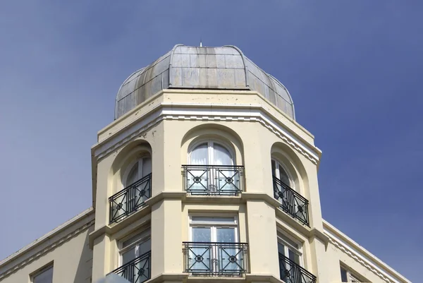 Αρχιτεκτονική. θολωτή στέγη και τοξωτά παράθυρα — Φωτογραφία Αρχείου