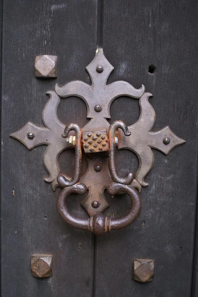 Llama a la puerta. viejo golpeador de puerta — Foto de Stock