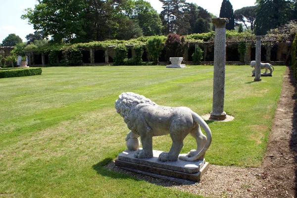 Medici lejonet statyer & kolumner. Den italienska trädgården Hever Castle, Kent, England — Stockfoto