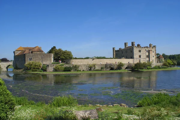 Vodní zámek s vrátnice a most. Leeds castle, Kent, Anglie — Stock fotografie