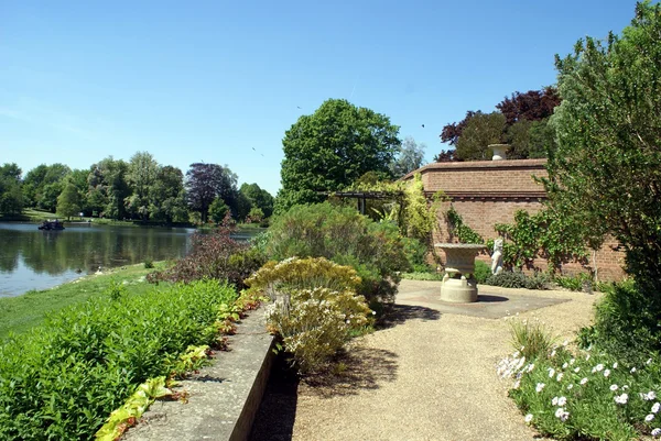 Jardim à beira do lago, Jardim do castelo de Leeds, Kent, Inglaterra — Fotografia de Stock