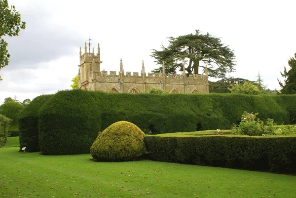 Yew hedge surrounding church. garden, St Mary Church, Sudeley castle, England — Stock Photo, Image