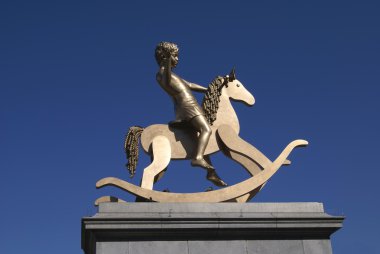 Çocuk bir sallanan at, Trafalgar Square, Londra, İngiltere'nin. Dördüncü Süpürgelik