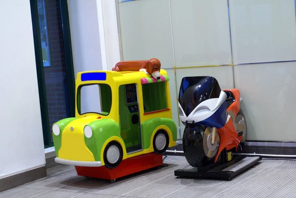 Jízdy na děťátko. Kiddie ride arkádové stroje. Pobavení kočárky. Motokáry. zábavní jízdy — Stock fotografie