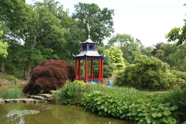 Pagode ved søen - Stock-foto