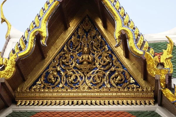 Scultura di Buddha. Primo piano davanti al timpano di Wat Phra Kaew, Bangkok, Thailandia — Foto Stock